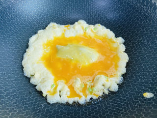 黄花菜炒鸡蛋,待表面凝固