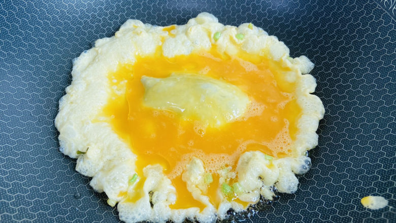 黄花菜炒鸡蛋,待表面凝固