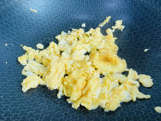 黄花菜炒鸡蛋,划散炒熟盛入碗中备用