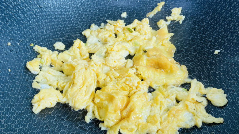 黄花菜炒鸡蛋,划散炒熟盛入碗中备用