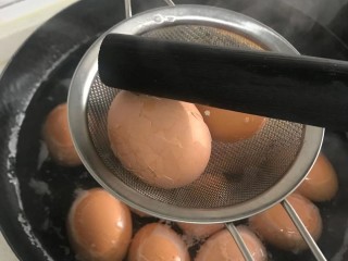 茶叶蛋,10分后关火把鸡蛋皮敲一敲方便入味