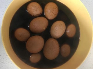 茶叶蛋,到入一个大一点的容器中浸泡8小时以上入味才会好