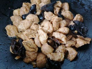 红烧油豆腐,煮至汁干入味上色即可出锅