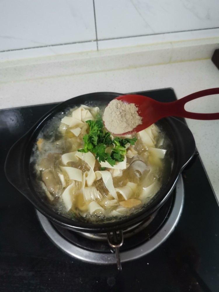 干豆腐肥牛砂锅,加胡椒粉