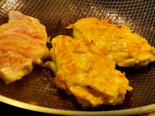 油豆腐烧肉,鸡皮煎至两面金黄色