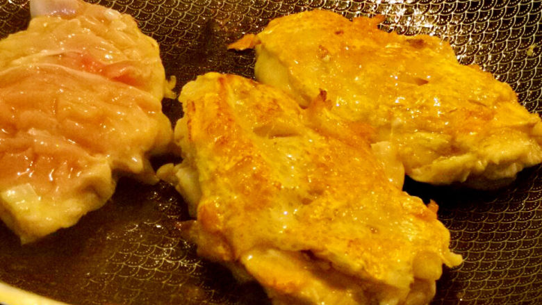 油豆腐烧肉,鸡皮煎至两面金黄色