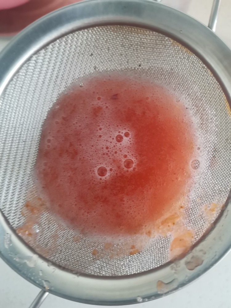 山楂果汁,用过滤网过滤果肉