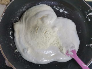 奶枣,炒至棉花糖融化，加入20克奶粉