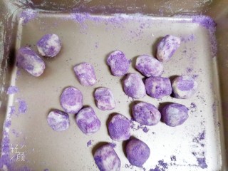 奶枣,留些奶粉加少许紫薯粉拌均匀，把一部分粘好棉花糖的红枣粘上紫薯奶粉