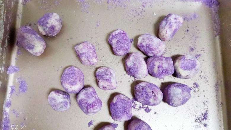 奶枣,留些奶粉加少许紫薯粉拌均匀，把一部分粘好棉花糖的红枣粘上紫薯奶粉