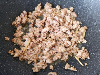 榨菜肉末蒸豆腐,锅中添入油，烧热以后，放入葱姜蒜爆香，再放入肉末。