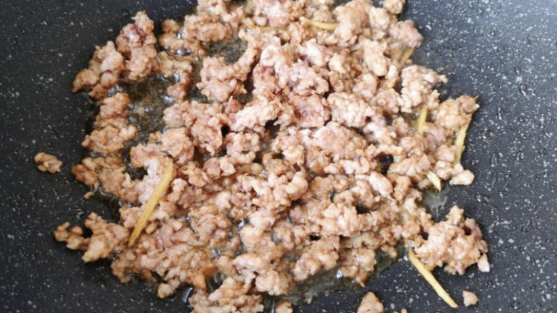 榨菜肉末蒸豆腐,锅中添入油，烧热以后，放入葱姜蒜爆香，再放入肉末。
