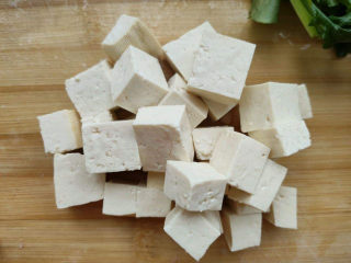 榨菜肉末蒸豆腐,也可以切成这样的正方形小块。