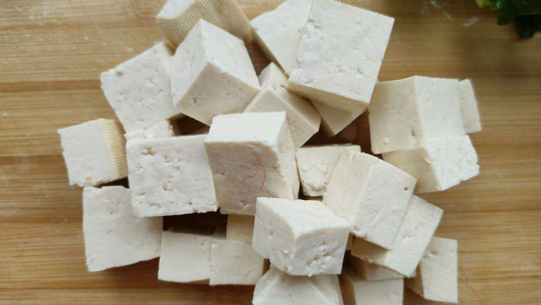榨菜肉末蒸豆腐,也可以切成这样的正方形小块。