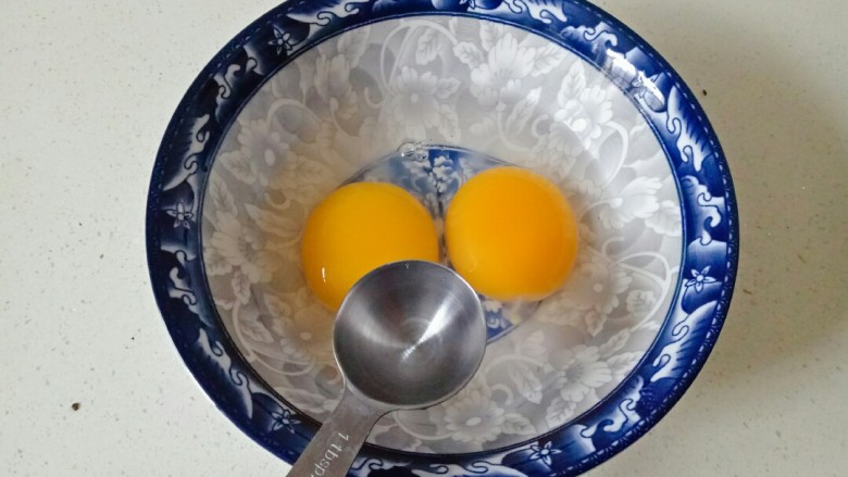 小葱炒鸡蛋,加入2勺温水