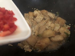红烧油豆腐,煮几分钟加入辣椒翻炒一下