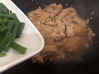 红烧油豆腐,再加入葱叶段起锅