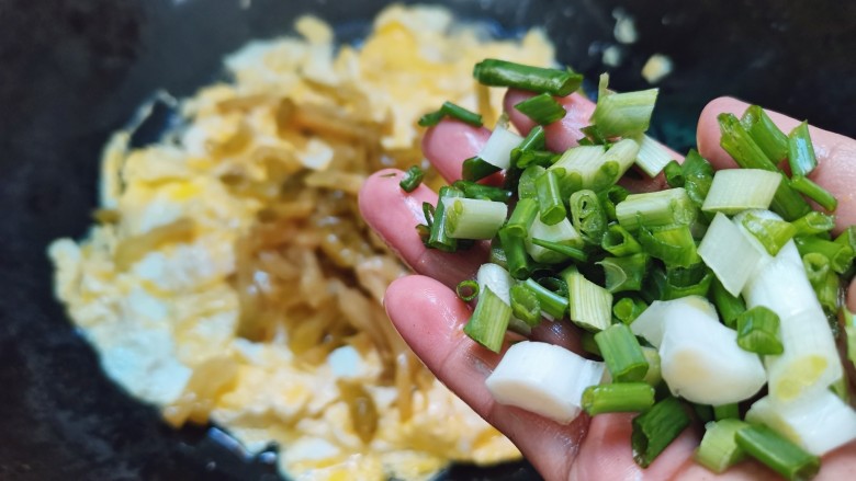 榨菜炒鸡蛋,撒入葱花