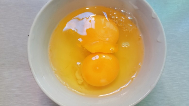 榨菜炒鸡蛋,鸡蛋打入碗中