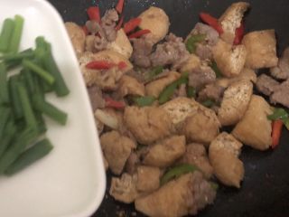 油豆腐烧肉,下葱叶段翻匀