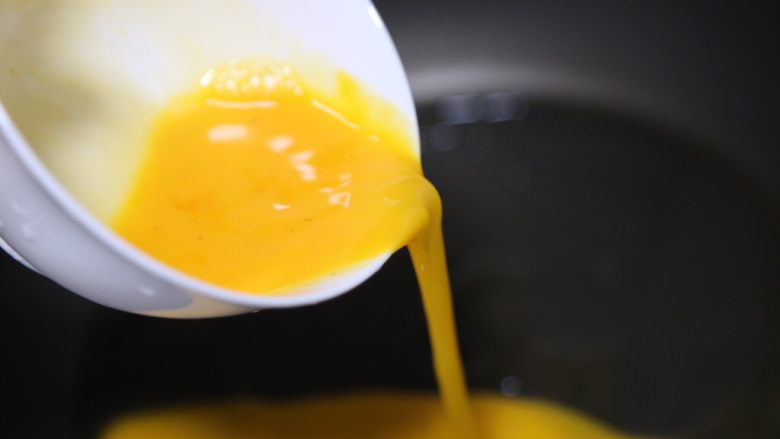 榨菜炒鸡蛋,锅里烧热油，倒入蛋液