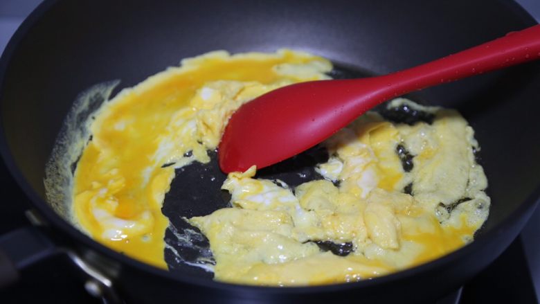 榨菜炒鸡蛋,用铲子滑炒成块状
