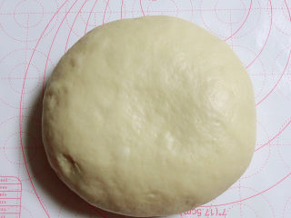 奶酪饼,面发酵至两倍大，排除气体，揉好面团。