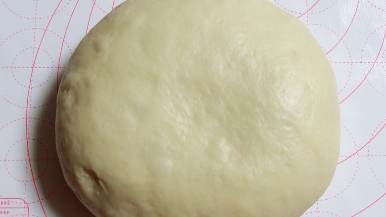 奶酪饼,面发酵至两倍大，排除气体，揉好面团。