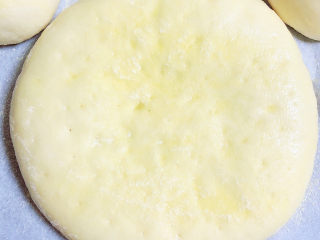 奶酪饼,过筛上一层玉米粉。将烤盘放入烤箱中，180度烤18分钟。