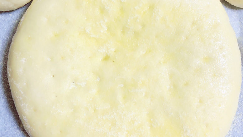 奶酪饼,过筛上一层<a style='color:red;display:inline-block;' href='/shicai/ 6139'>玉米粉</a>。将烤盘放入烤箱中，180度烤18分钟。