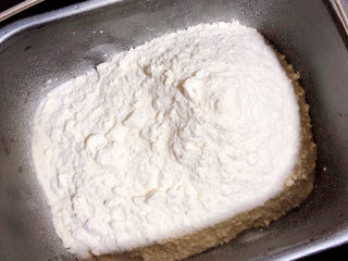 奶酪饼,再加入高筋面粉，开始揉面。