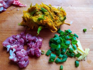 黄花菜炒肉丝,黄花在焯水，攥干水分。猪肉切丝，切葱花和姜丝。