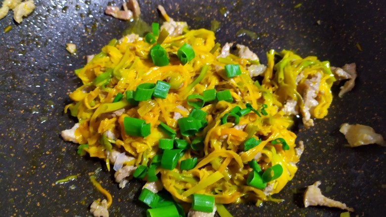 黄花菜炒肉丝,散上葱花就可以出锅了。