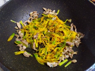 黄花菜炒肉丝,翻炒均匀。