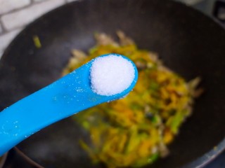 黄花菜炒肉丝,加入盐