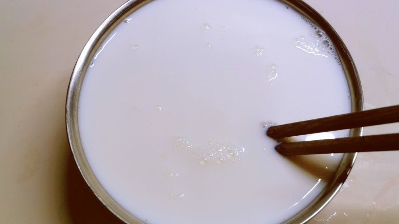 手工酸奶,搅拌均匀。