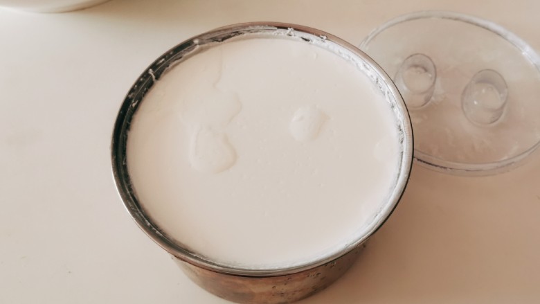 手工酸奶,时间到，酸奶完美出锅，放入冰箱冷藏2个小时。
