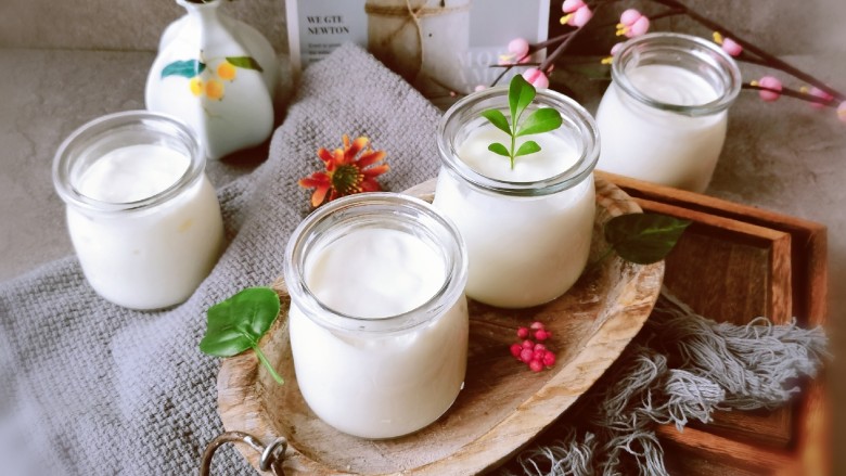 手工酸奶,原味酸奶可直接饮用，也可与糖 蜂蜜 水果搭配做成好吃的酸奶杯。