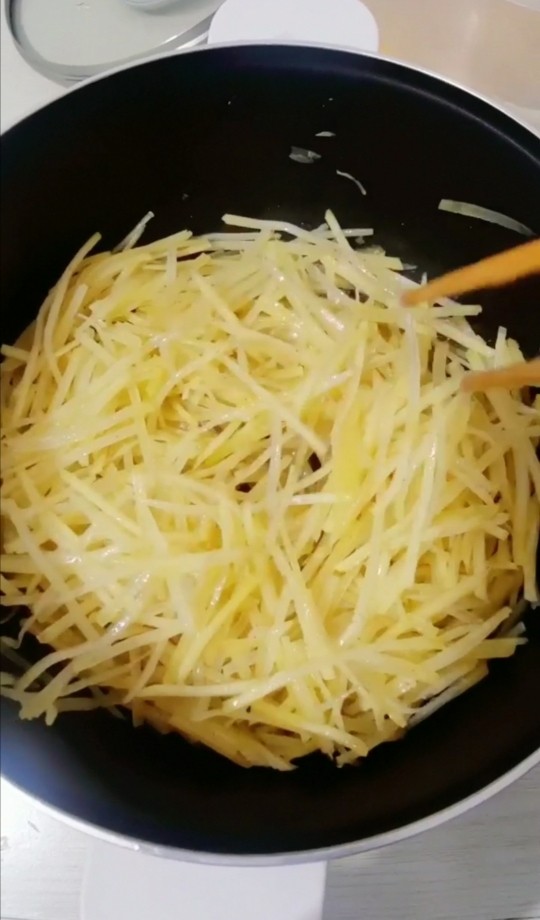 土豆丝炒 韭菜,翻炒均匀，炒制八成熟