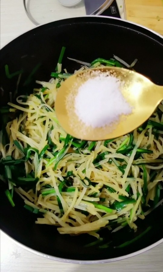 土豆丝炒 韭菜,加入半小勺盐