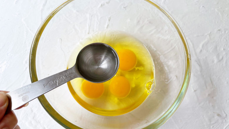 榨菜炒鸡蛋,加入水