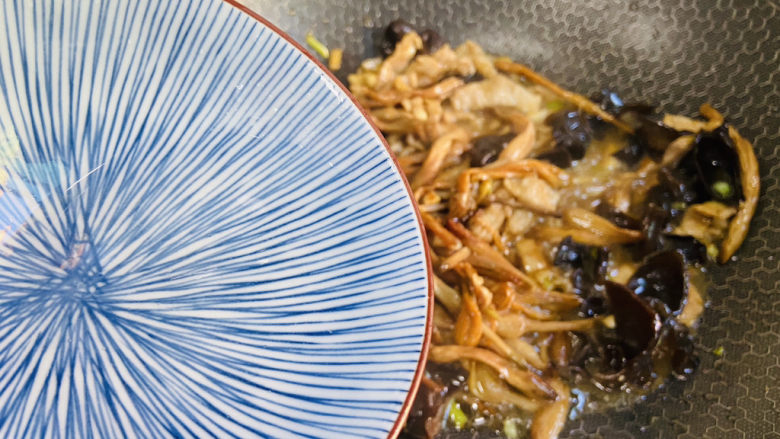 黄花菜炒肉丝,加入小半碗热水焖煮至熟