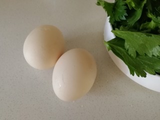 芹菜叶炒鸡蛋,今天和两个鸡蛋炒着吃，补充蛋白质的同时增加了膳食纤维，简单快手的营养早餐。