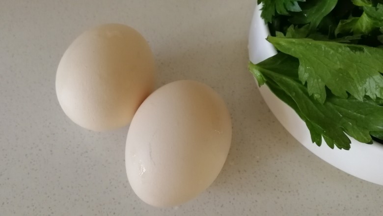 芹菜叶炒鸡蛋,今天和两个<a style='color:red;display:inline-block;' href='/shicai/ 9'>鸡蛋</a>炒着吃，补充蛋白质的同时增加了膳食纤维，简单快手的营养早餐。