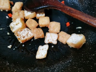 红烧油豆腐,加入食用盐翻炒均匀