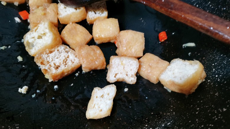 红烧油豆腐,加入食用盐翻炒均匀