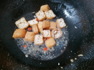 红烧油豆腐,再加入半碗清水