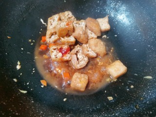 红烧油豆腐,一勺番茄酱翻炒均匀