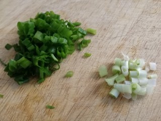 芹菜叶炒鸡蛋,小葱、葱白葱绿分别切碎。