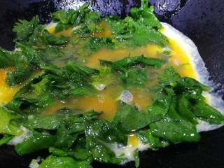 芹菜叶炒鸡蛋,倒入鸡蛋液。
